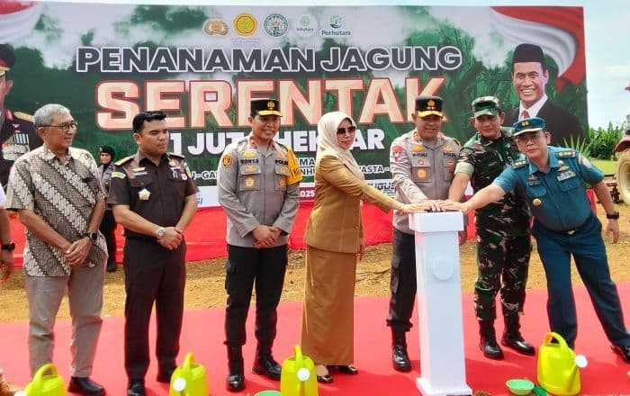 polri_tanam_jagung_secara_serentak_di_seluruh_polda_di_indonesia_