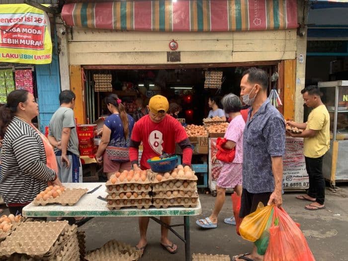 sepekan_jelang_imlek_harga_telur_ayam_di_pasar_sukaramai_mulai_naik