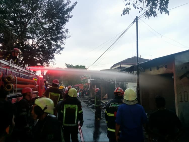 warung_kelontong_di_sei_belutu_medan_terbakar_pemilik_alami_kerugian_ratusan_juta_rupiah