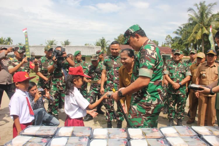 wujudkan_anak_sehat_dan_cerdas_korem_022pt_gelar_program_makan_sehat_bergizi_di_simalungun