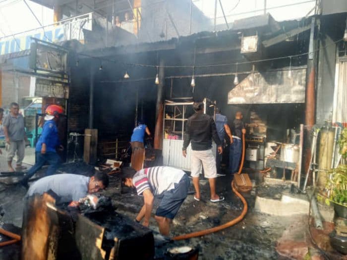 diduga_tabung_gas_bocor_rumah_makan_di_pangururan_terbakar