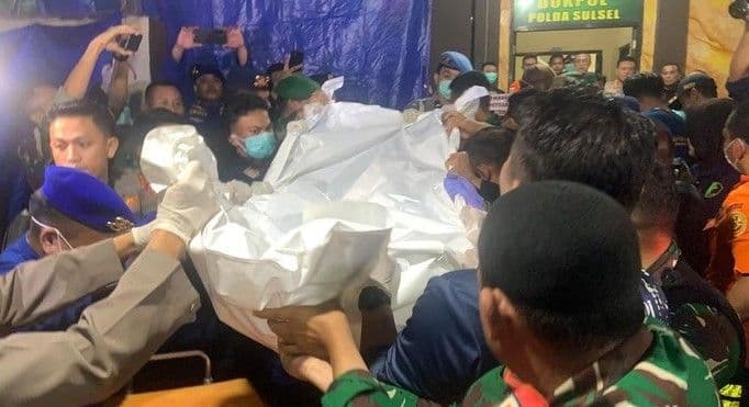 dua_jenazah_korban_kecelakaan_pesawat_atr_42500_diserahkan_kepada_keluarga_