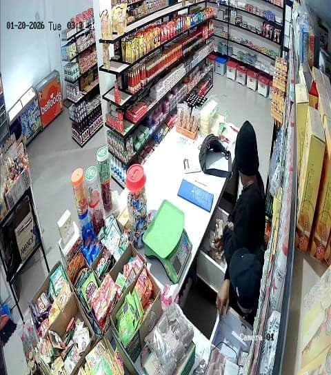 dua_pria_terekam_cctv_bobol_toko_sayur_di_tembung_rp_16_juta_raib