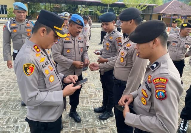 kapolres_tapteng_sidak_ponsel_personel_antisipasi_judol
