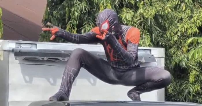 petugas_sppg_binjai_utara_antar_makan_bergizi_gratis_berkostum_superhero