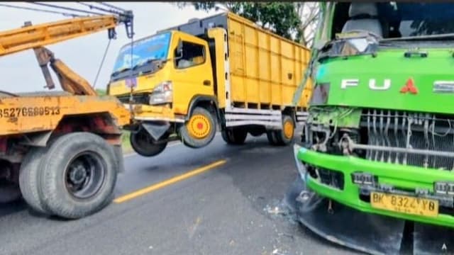 tabrakan_truk_di_jalinsum_batu_bara_pengemudi_colt_diesel_melarikan_diri