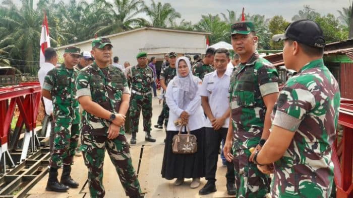 tinjau_pembangunan_jembatan_bailey_di_langkat_danrem_022pt_pastikan_progres_capai_90_persen