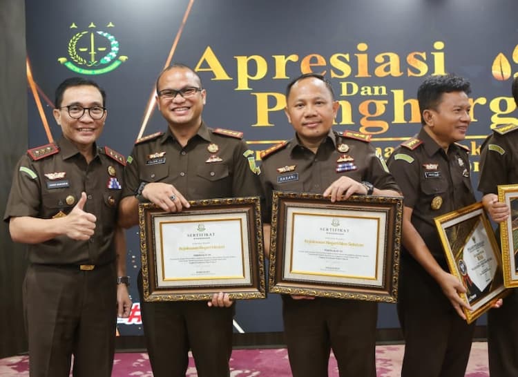 kajari_medan_raih_penghargaan_satker_implementasi_sakip_terbaik