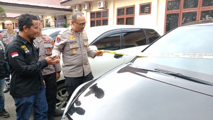 polisi_bongkar_kasus_dugaan_penggelapan_mobil_rental_14_unit_mobil_disita