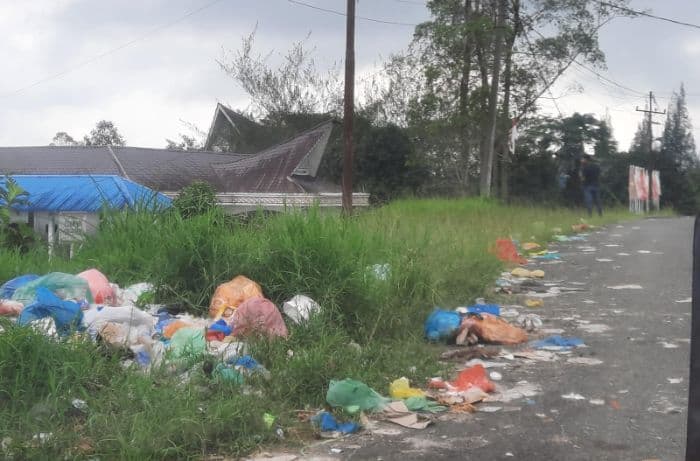 sampah_berserak_di_kawasan_kantor_pemkab_simalungun_moral_pejabat_dipertanyakan