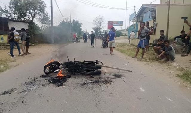 suara_letusan_bikin_selambo_makin_mencekam_sepeda_motor_terbakar