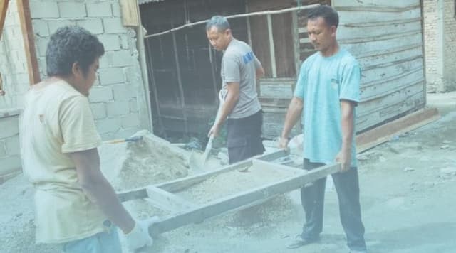brimob_polda_sumut_bantu_dirikan_rumah_warga_terdampak_bencana_di_tapsel