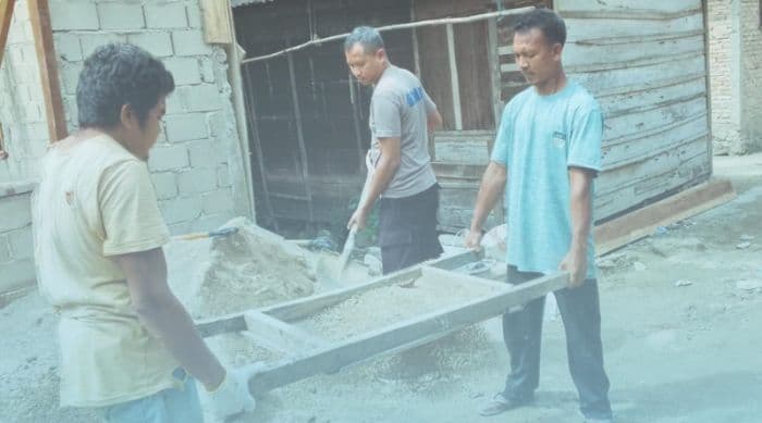 brimob_polda_sumut_bantu_dirikan_rumah_warga_terdampak_bencana_di_tapsel