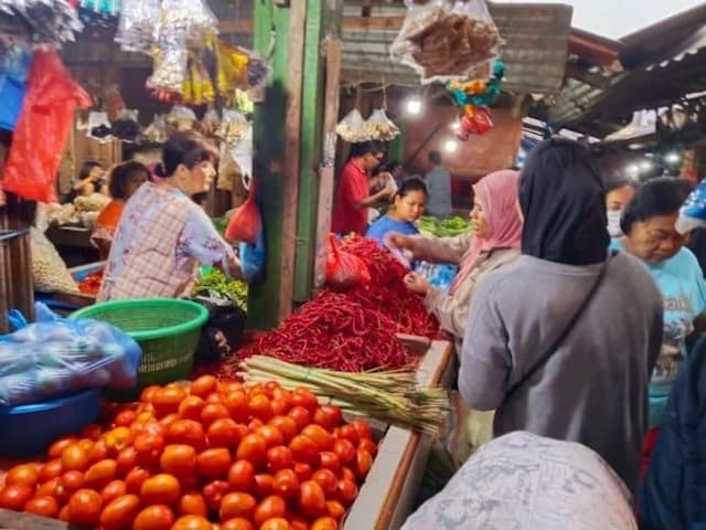 harga_bahan_pokok_di_pasar_dwikora_siantar_naik_cabai_dan_tomat_terkerek