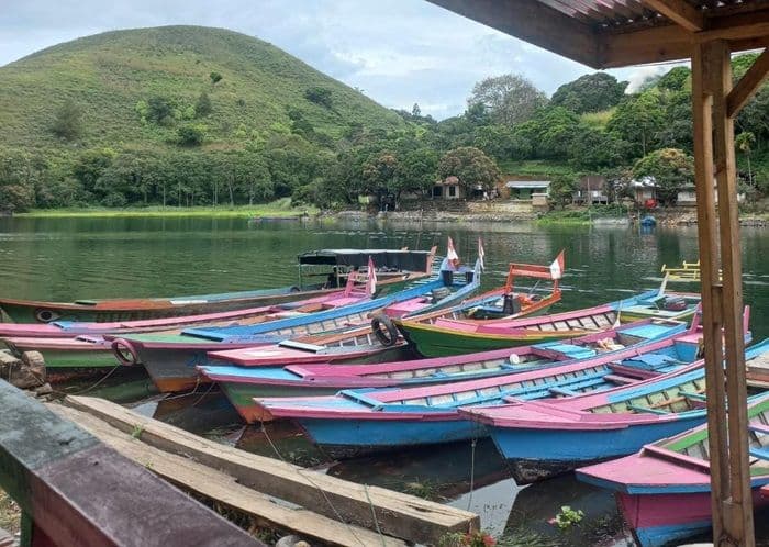 pesona_paepira_lakeside_di_karo_naik_perahu_warnawarni_nikmati_danau_toba_dari_sisi_paling_tenang