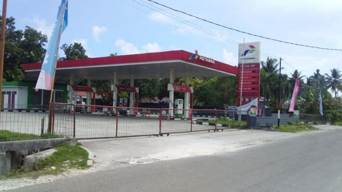 polisi_amankan_12_drum_solar_di_spbu_lahewa_warga_keluhkan_antrean_bbm