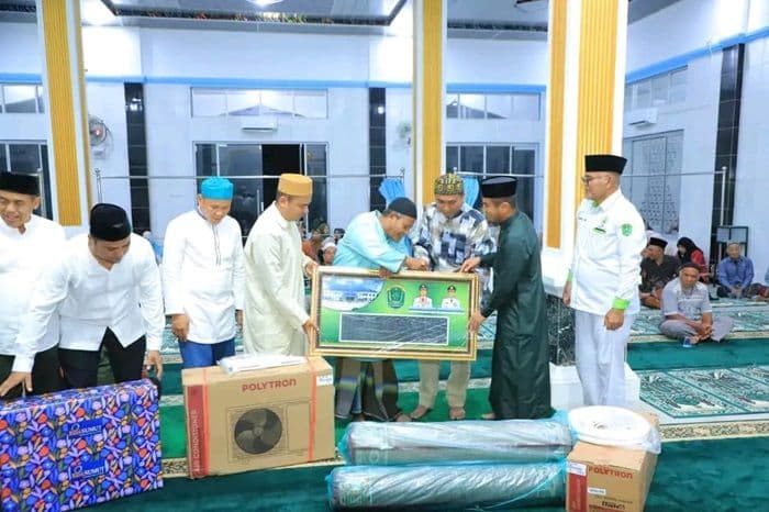 safari_ramadan_1447_h_dimulai_bupati_labura_serahkan_bantuan_untuk_masjid_dan_warga_aeknatas