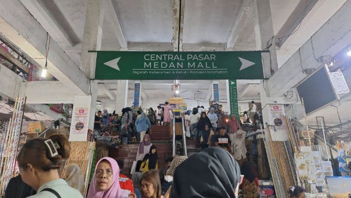 pasar_tradisional_kota_medan_mulai_dipadati_pembeli_baju_lebaran