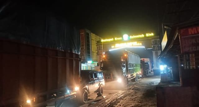 tabrakan_bus_dan_truk_akibatkan_kemacetan_panjang_di_perbatasan_laburaasahan_