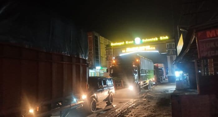 tabrakan_bus_dan_truk_akibatkan_kemacetan_panjang_di_perbatasan_laburaasahan_