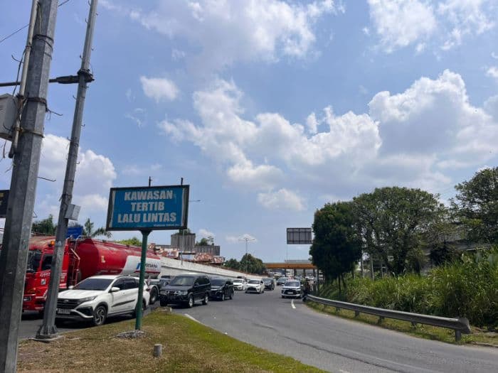 arus_lalin_medan_h1_lebaran_2026_ramai_166_ribu_kendaraan_melintas_di_tol_kualanamu