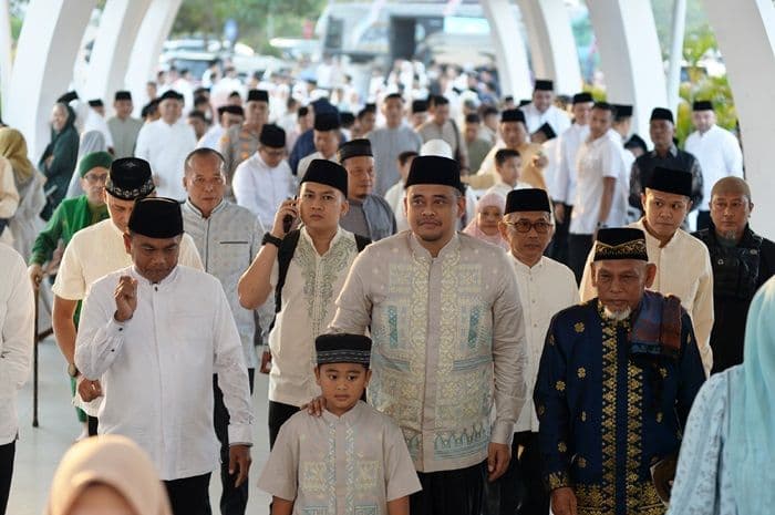 gubernur_sumut_bobby_nasution_salat_idulfitri_1447_h_bersama_ribuan_warga_sergai