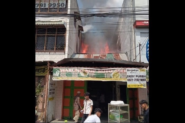 kebakaran_di_medan_area_hantam_rumah_dan_warung_soto_di_hari_pertama_idulfitri