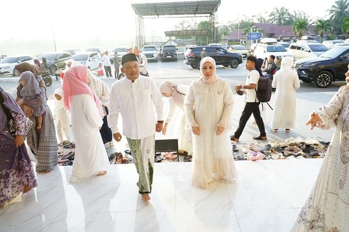khidmat_dan_penuh_haru_bupati_labuhanbatu_salat_id_bersama_ribuan_jemaah_di_masjid_raya_alikhlas