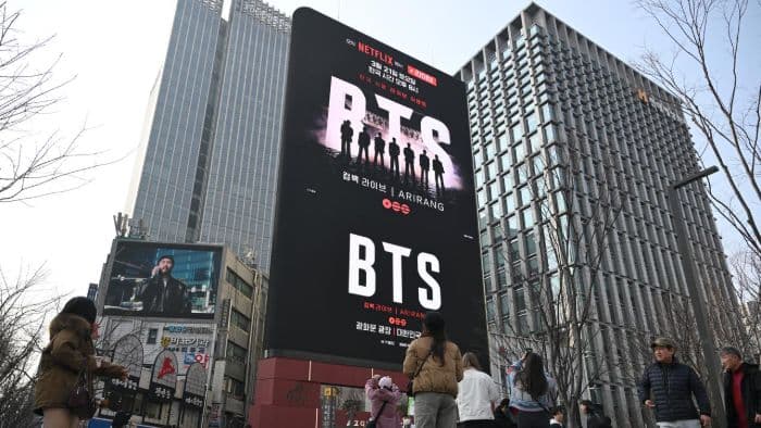 konser_bts_di_seoul_ganggu_lalu_lintas_polisi_sediakan_bus_untuk_tamu_pernikahan