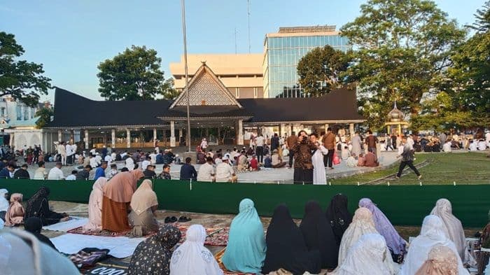 lautan_putih_di_pematangsiantar_ribuan_warga_padati_lapangan_adam_malik_untuk_sholat_id_2026