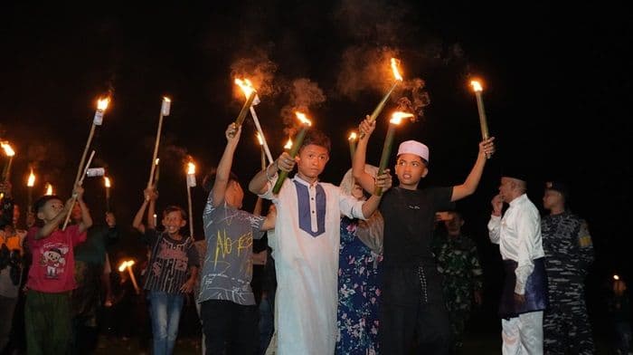 pertama_kali_digelar_pawai_obor_idulfitri_1447_h_di_pantai_labu_deli_serdang_meriah