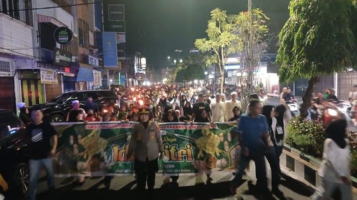 ratusan_warga_ikuti_pawai_obor_binjai_polisi_siaga_jaga_malam_takbiran_tetap_aman