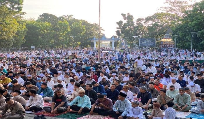 ribuan_jemaah_penuhi_lapangan_haji_adam_malik_pematangsiantar_untuk_salat_idulfitri_1447_h
