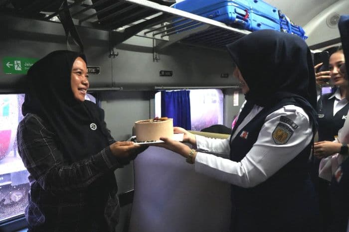peringati_hari_kartini_kai_sumut_lakukan_sapa_pelanggan