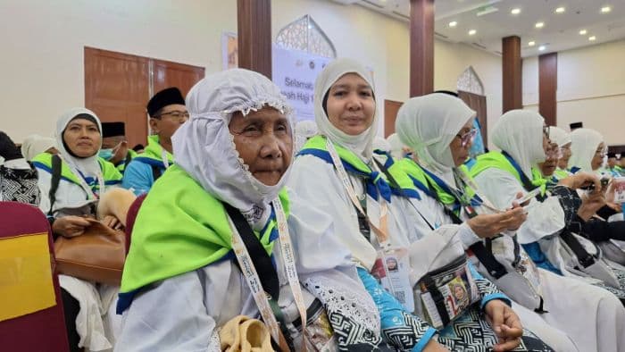 19_tahun_menabung_dari_kebun_pisang_asniah_daulay_jemaah_tertua_kloter_1_berangkat_haji
