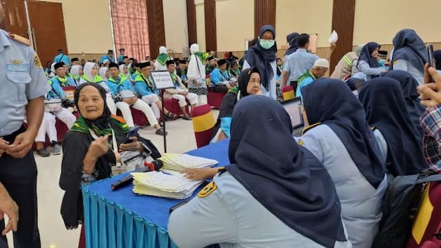 360_jemaah_kloter_1_tiba_di_asrama_haji_ketua_ppih_medan_ingatkan_kartu_nusuk_wajib_dibawa
