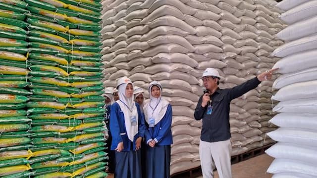 bulog_sumut_ajak_siswa_medan_kenali_sphp_dan_ketahanan_pangan