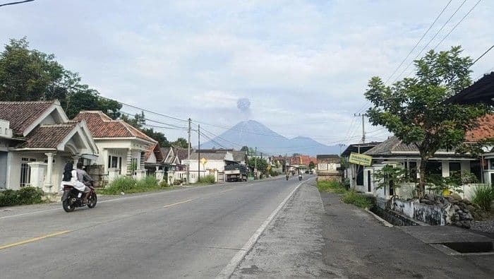 gunung_semeru_erupsi_3_kali_pagi_ini_kolom_abu_capai_1000_meter