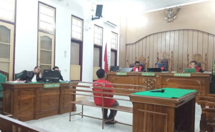 hakim_pn_medan_khamozaro_waruwu_buka_peluang_rj_dengan_tiga_penadah_emas_curian_