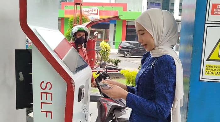 kartini_di_spbu_medan_sofie_amanda_kuliah_sambil_bekerja_demi_pendidikan_tinggi