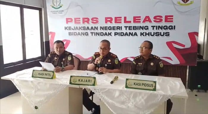 kejari_tetapkan_dua_tersangka_kasus_korupsi_pemeliharaan_alat_angkut_dlh_tebing_tinggi