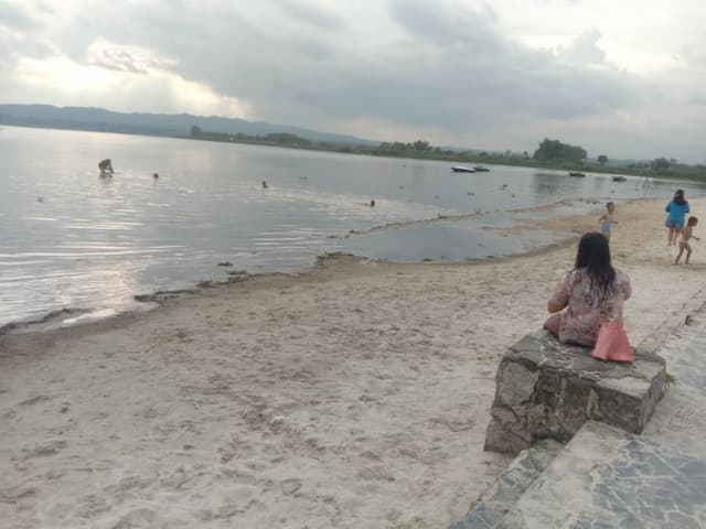 pasca_hujan_air_danau_toba_di_pantai_pasir_putih_parparean_naik