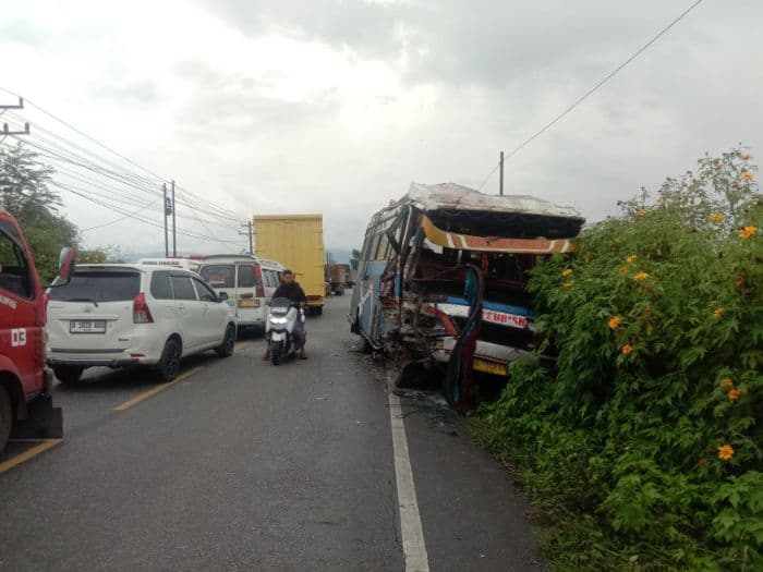 tabrakan_beruntun_di_laguboti_libatkan_tiga_mobil_tidak_ada_korban_jiwa