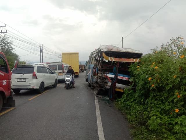 tabrakan_beruntun_di_laguboti_libatkan_tiga_mobil_tidak_ada_korban_jiwa