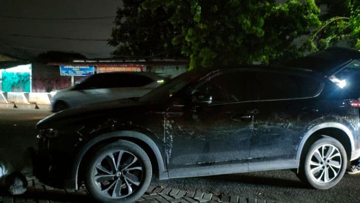 tabrak_pembatasan_jalan_mobil_terbalik_di_jalan_adam_malik_medan