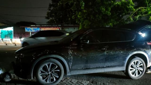 tabrak_pembatasan_jalan_mobil_terbalik_di_jalan_adam_malik_medan