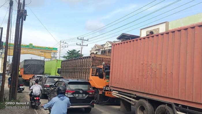 tiga_truk_tabrakan_jalinsum_laburaasahan_macet_total_dua_hari