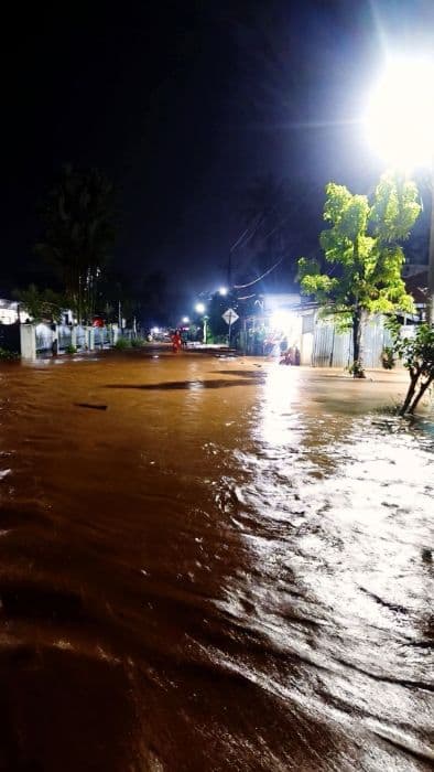 banjir_parah_kembali_terjang_tukka_dan_pandan_warga_mengungsi_di_tengah_gelap_gulita