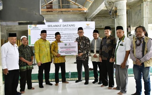 baznas_tangerang_salurkan_bantuan_kamar_wudhu_rp149_juta_untuk_masjid_al_huda_hutanabolon