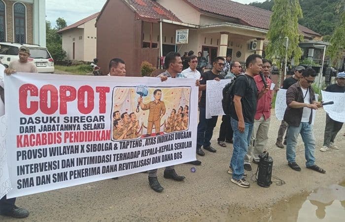 demo_cabdis_pendidikan_tapteng_memanas_massa_desak_bobby_nasution_copot_ahmad_dasuki